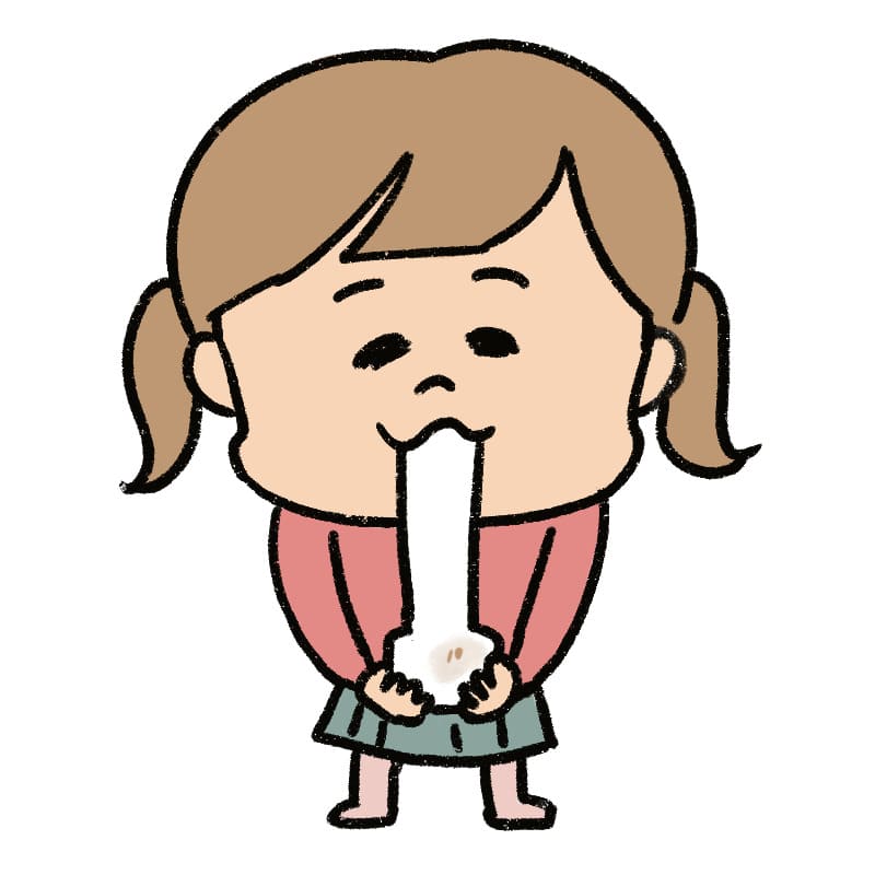 お餅を食べる少女